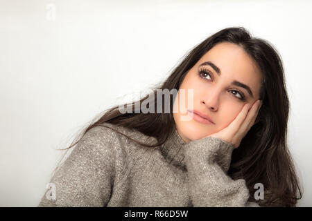 Bella donna seduta fantasticando Foto Stock