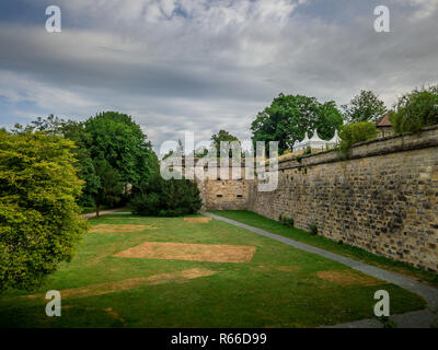 Vista di Forchheim fortezza vecchia città della Baviera vicino a Norimberga in Germania con persone aventi un drink dopo il lavoro su un bastione Foto Stock