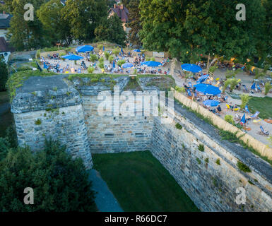 Vista di Forchheim fortezza vecchia città della Baviera vicino a Norimberga in Germania con persone aventi un drink dopo il lavoro su un bastione Foto Stock