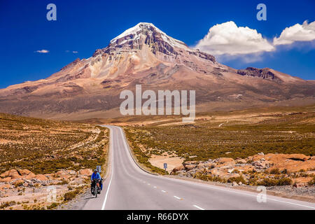 Escursioni in bicicletta sulla bella strada nella parte anteriore del Nevado Sajama vulcano Foto Stock