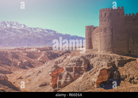 Spesse mura difensive del castello di Rayen Foto Stock