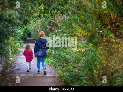 Madre e figlia insieme a piedi Foto Stock