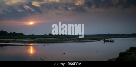 In canoa sul fiume Foto Stock