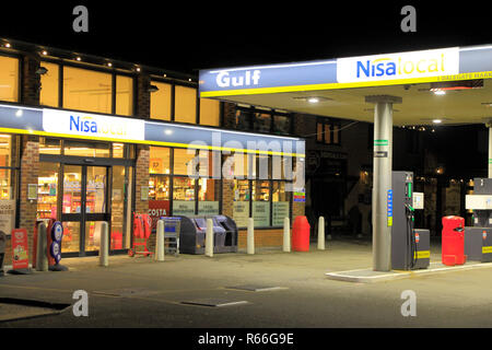 Nisa, locale NisaLocal, supermercato, negozio, negozio, benzina, stazione di riempimento, notte, Golfo di benzina, Burnham Deepdale, Norfolk, Regno Unito Foto Stock