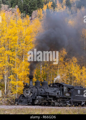 453 locomotiva a vapore motore-treno merci a Toltec Creek, Cumbres & Toltec Scenic Railroad, Antonito, Colorado. Foto Stock