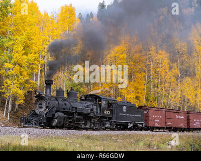 453 locomotiva a vapore motore-treno merci a Toltec Creek, Cumbres & Toltec Scenic Railroad, Antonito, Colorado. Foto Stock