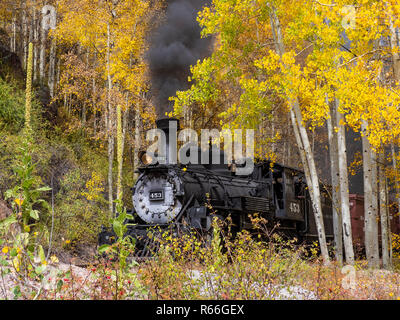 453 locomotiva a vapore motore-treno merci a Toltec Creek, Cumbres & Toltec Scenic Railroad, Antonito, Colorado. Foto Stock