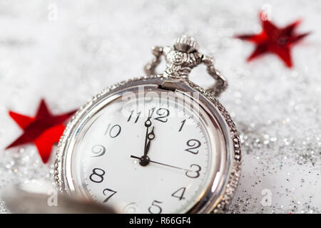 Capodanno a mezzanotte - vecchio orologio con i fiocchi di neve Foto Stock