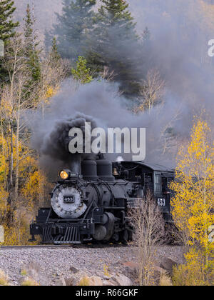 453 locomotiva a vapore motore-treno merci a Toltec Creek, Cumbres & Toltec Scenic Railroad, Antonito, Colorado. Foto Stock