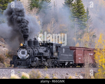 453 locomotiva a vapore motore-treno merci a Toltec Creek, Cumbres & Toltec Scenic Railroad, Antonito, Colorado. Foto Stock