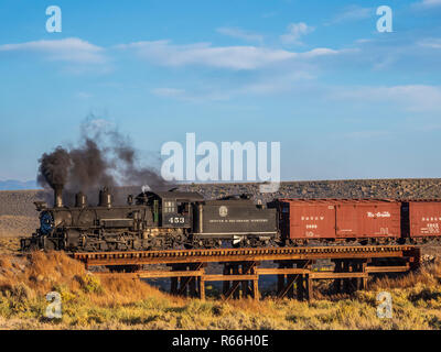 453 locomotiva a vapore motore-treno merci a impiccato il traliccio, Cumbres & Toltec Scenic Railroad, Antonito, Colorado. Foto Stock