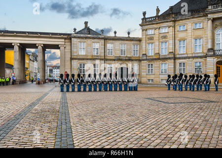 Il cambio della guardia al Palazzo Amalienborg a Copenaghen, in Danimarca. Foto Stock