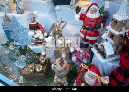 Idee regalo di Natale in una piccola vetrina in Dinnington, Rotherham, South Yorkshire, Inghilterra Foto Stock