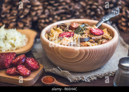 Sour tradizionale zuppa di cavolo con salsiccia e funghi Foto Stock