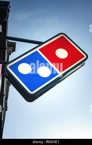 Crepuscolo di immagine 3D Domino segno presso Domino's Pizza a Rotherham, South Yorkshire, Inghilterra Foto Stock