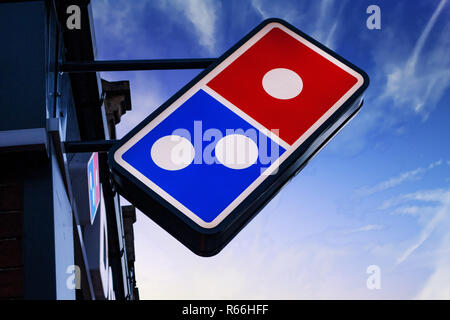 Crepuscolo di immagine 3D Domino segno presso Domino's Pizza a Rotherham, South Yorkshire, Inghilterra Foto Stock