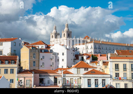 Mosteiro de Sao Vicente de Fora chiesa e monastero sopra i tetti in tegole rosse e gli edifici colorati del quartiere di Alfama a Lisbona, Portogallo Foto Stock