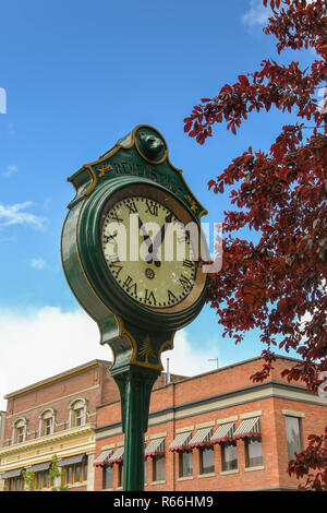 REVELSTOKE, British Columbia, Canada - Giugno 2018: ornati di clock esterno permanente su una strada di Revelstoke Town Center. Foto Stock