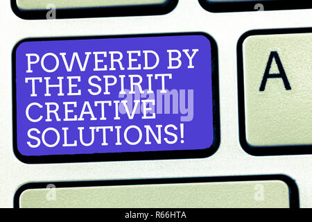 Segno di testo mostra Powered By lo spirito soluzioni creative. Foto concettuale potente nuove alternative idee chiave di tastiera intenzione di creare computer Foto Stock