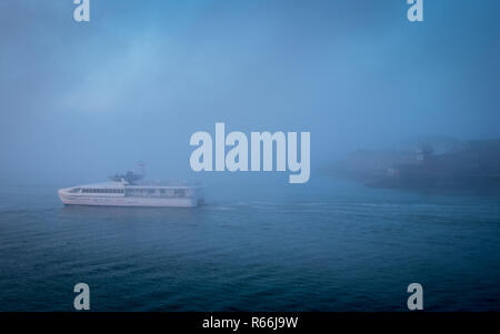 Wight Ryder II vela al di fuori del porto di Portsmouth nel Solent in una nebbiosa mattina di dicembre Foto Stock