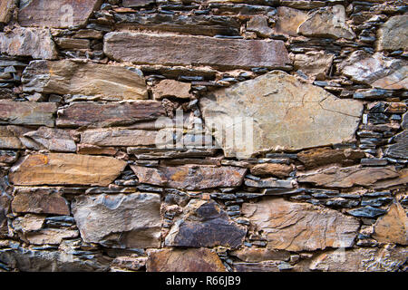 Close-up vista in dettaglio di un tradizionale vecchio muro di pietra costruito da scisto in Cerdeira, una portoghese di scisto nei villaggi delle Aldeias fare Xisto Foto Stock