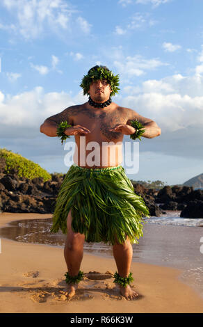 Ballerina di Hula sulla spiaggia di Maui, Hawaii. Foto Stock