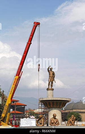 SKOPJE, MACEDONIA - 17 settembre: la formatura di Filippo II Monumento a Skopje il 17 settembre 2012. Philip II Macedon scultura Sito in costruzione a Skopje Foto Stock