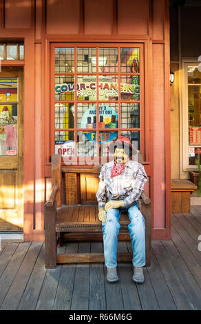 Cowboy e sedile, la Città Vecchia di Scottsdale Scottsdale, Phoenix, Arizona, Stati Uniti d'America Foto Stock