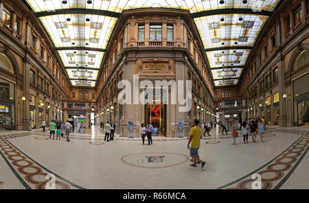 Roma, Italia - 30 giugno: Galleria Alberto Sordi a Roma il 30 giugno 2014. Galleria Colonna Galleria Shopping a Via del Corso a Roma, Italia. Foto Stock