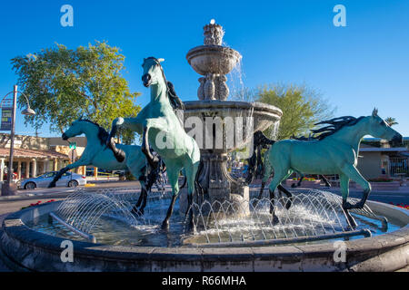 Cavallo di bronzo fontana nella Città Vecchia di Scottsdale Scottsdale, Phoenix, Arizona, Stati Uniti d'America Foto Stock