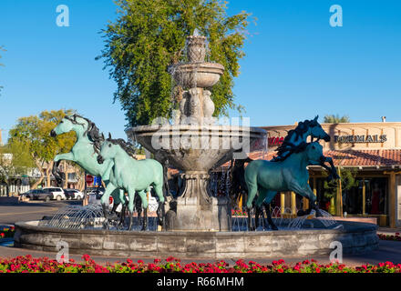 Cavallo di bronzo fontana nella Città Vecchia di Scottsdale Scottsdale, Phoenix, Arizona, Stati Uniti d'America Foto Stock