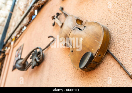 In stile retrò strumenti musicali appese ad una parete, un musical vintage vista di un violino e una vecchia tromba ci trasportano attorno alla storia di vecchi tempi Foto Stock