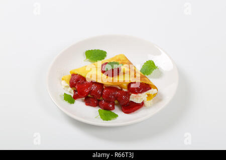 Pancake con fragole e panna montata Foto Stock