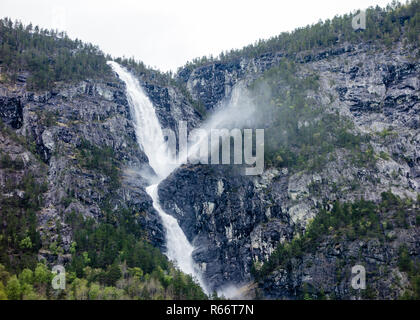 Cascata su scogliere vicino Sognefjord, Norvegia. Foto Stock