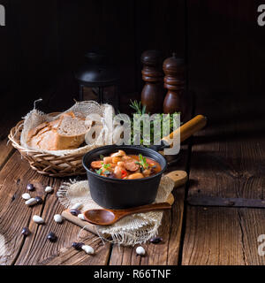 Lucidare i fagioli con salsiccia Foto Stock