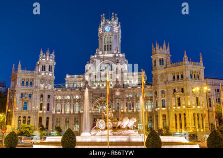 La Plaza de Cibeles con il Palacio de comunicaciones a Madrid durante la notte Foto Stock