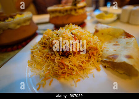 Vista ravvicinata di piccante cucina asiatica, servito fresco Biryani Foto Stock