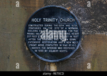 Coventry, Regno Unito - 26 Luglio 2018: una lapide presso la storica chiesa della Santa Trinità nella città di Coventry, Regno Unito, che ripercorre la storia dell'edificio. Foto Stock