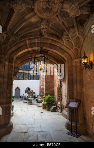 Coventry, Regno Unito - 26 Luglio 2018: La splendida entrata archway per la storica St Marys Guildhall nella città di Coventry, Regno Unito. Foto Stock