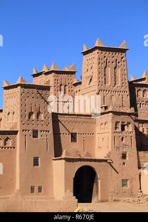 Il Marocco, Ouarzazate, Skoura, Kasbah Amridil torri decorate con riff simboli geometrici. La kasbah è raffigurato in Marocco il 50 Dirham banconote. Foto Stock