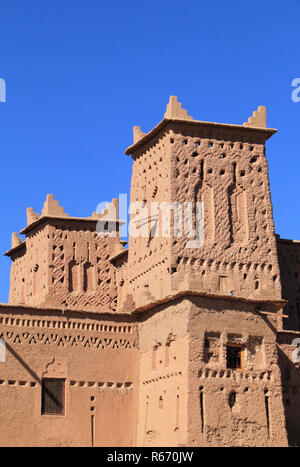 Il Marocco, Ouarzazate, Skoura, Kasbah Amridil torri decorate con riff simboli geometrici. La kasbah è raffigurato in Marocco il 50 Dirham banconote. Foto Stock