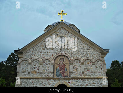 La parte anteriore della pietra principale chiesa monastero Hopovo in Serbia Foto Stock