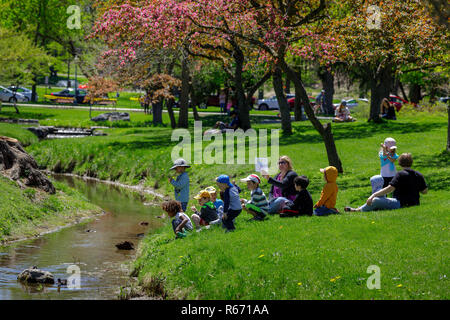 Un gruppo di bambini di Day Care per godere di una giornata di primavera presso Congress Park, Saratoga Springs, NY, STATI UNITI D'AMERICA. Foto Stock