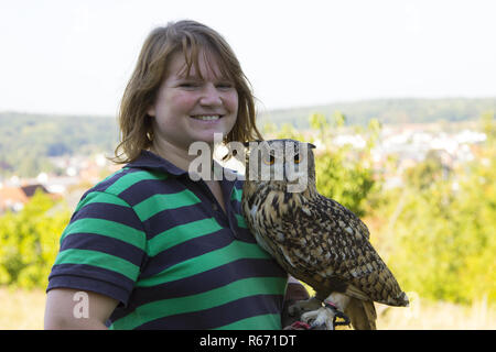 Giovane donna con il gufo reale Foto Stock