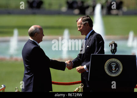 Washington, DC. 5-31-1990 Presidente George H.W. Bush stringe la mano con il presidente russo Mikhail Gorbaciov durante cerimonie di benvenuto sul prato Sud della Casa Bianca. Credito: Mark Reinstein. /MediaPunch Foto Stock