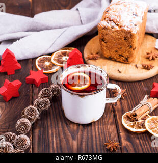 Vin brulé in un ferro bianco mug Foto Stock