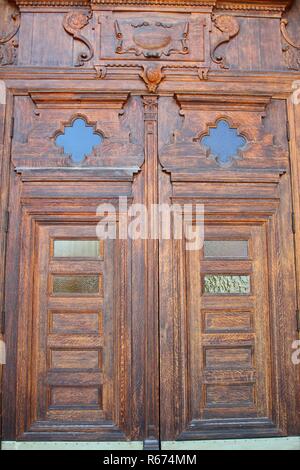 Il vecchio legno intagliato porta con pannelli in vetro Foto Stock