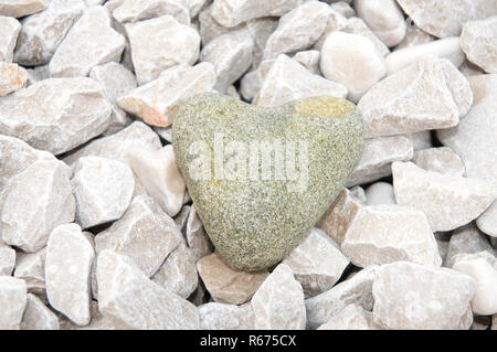 Una pietra a forma di cuore in spiaggia Foto Stock