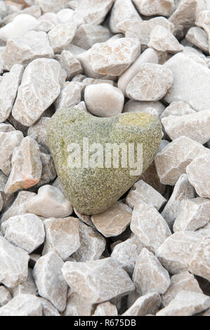 Una pietra a forma di cuore in spiaggia Foto Stock