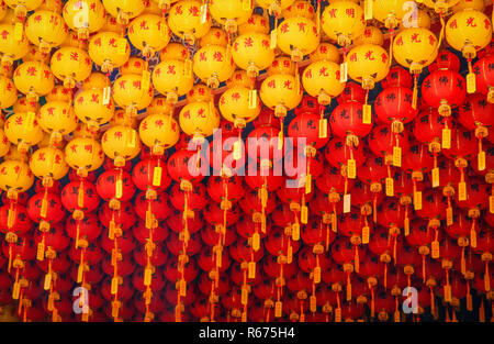 Rosso e Giallo lanterne Foto Stock